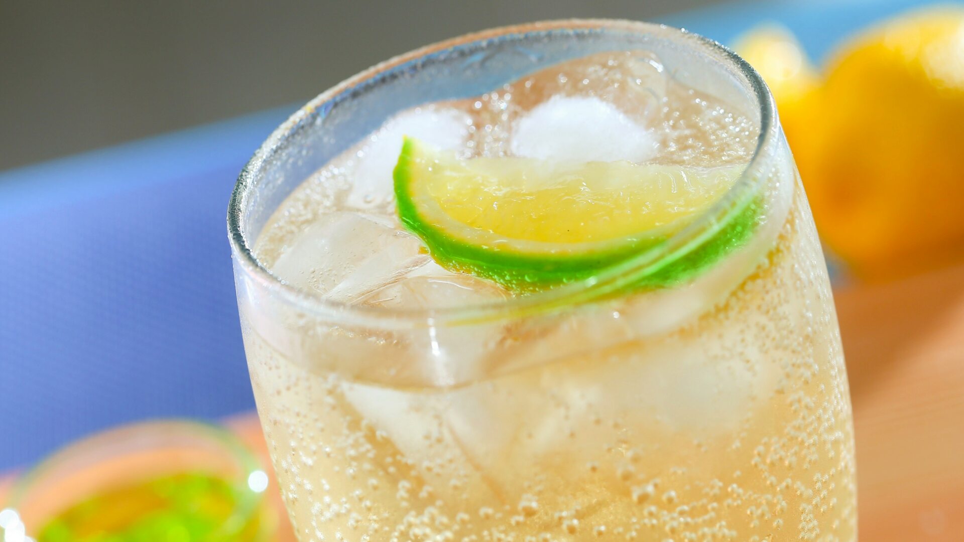 photo d'un verre glacé contenant un ginger ale, des glaçons et une rondelle de citron vert