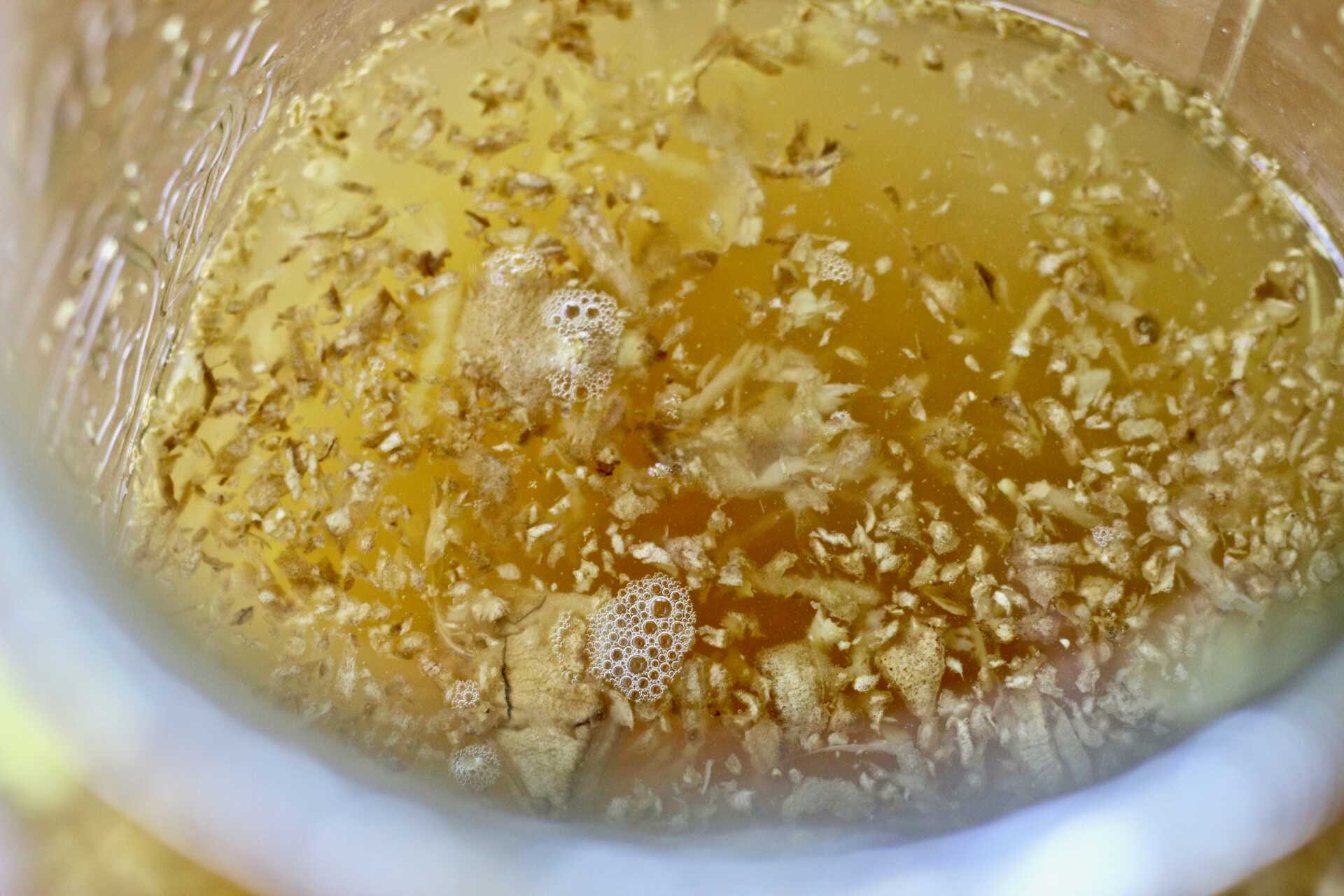un bocal contenant du Ginger Bug, ce mélange de gingembre, d'eau et de sucre permettant de faire fermenter des jus et des boissons