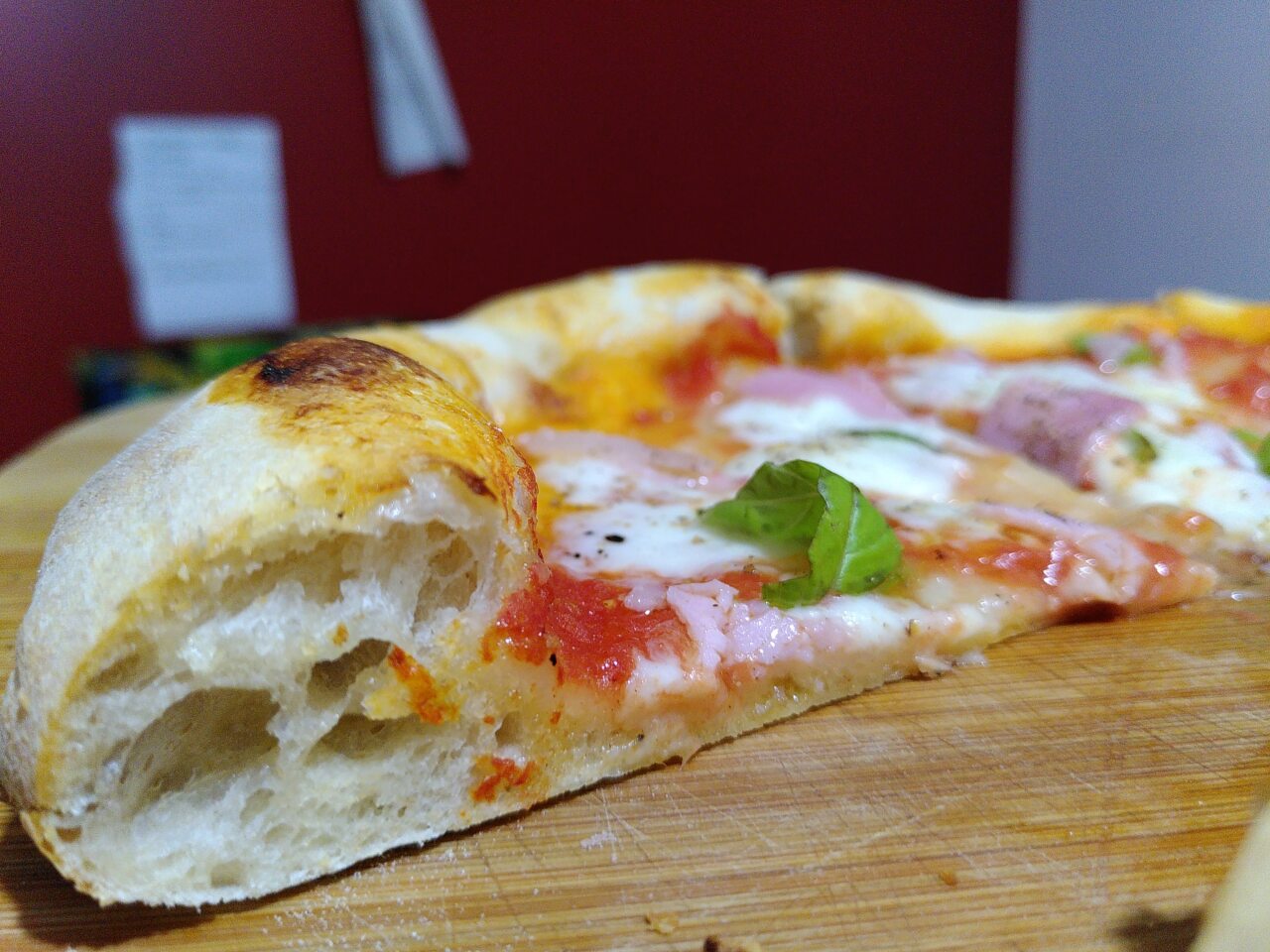 photo d'une pizza margherita typique de la région de Naples